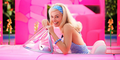 FILMOVÁ RECENZE: Barbie – Ikonická panenka v růžovém dobývá světová kina!
